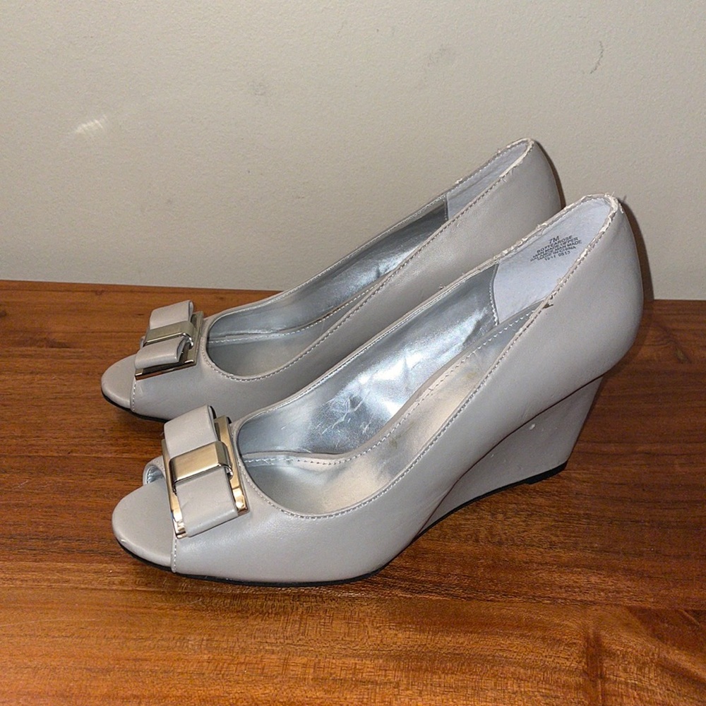 FLAWED Bandolino peep toe bow wedges taupe grey